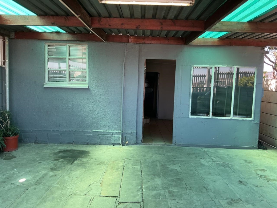 2 Bedroom Property for Sale in Bishop Lavis Western Cape